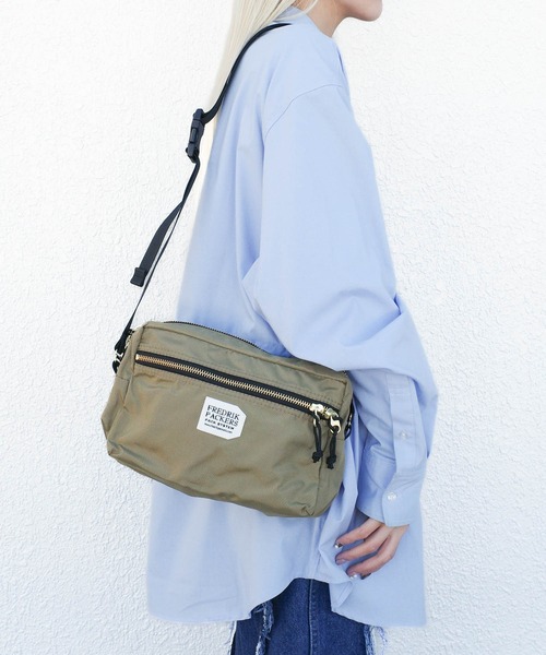 FREDRIK PACKERS(フレドリックパッカーズ)の「【FREDRIK PACKERS】420D SNUG SHOULDER BAG <M> 420デニール スナッグ ショルダー バッグ Mサイズ(ショルダーバッグ・レディース・ブラック/カーキ・MEDIUM)」の1枚目の写真