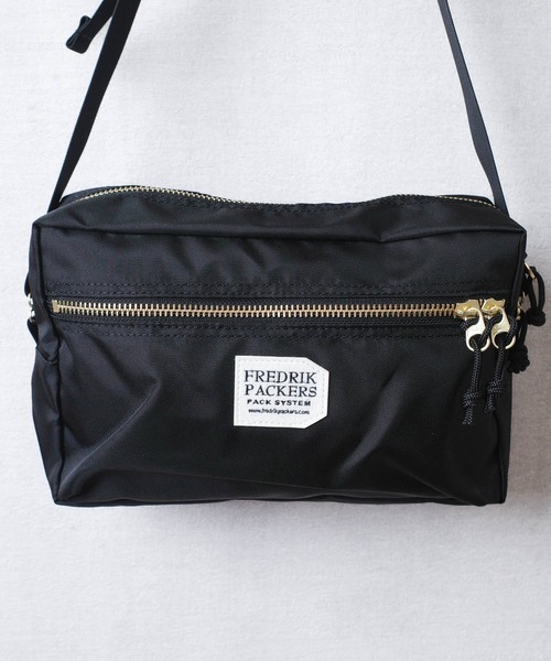 FREDRIK PACKERS(フレドリックパッカーズ)の「【FREDRIK PACKERS】420D SNUG SHOULDER BAG <M> 420デニール スナッグ ショルダー バッグ Mサイズ(ショルダーバッグ・レディース・ブラック/カーキ・MEDIUM)」の3枚目の写真