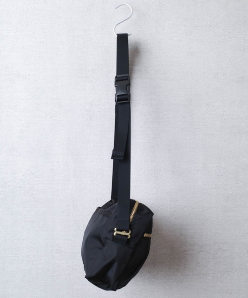 FREDRIK PACKERS(フレドリックパッカーズ)の「【FREDRIK PACKERS】420D SNUG SHOULDER BAG <M> 420デニール スナッグ ショルダー バッグ Mサイズ(ショルダーバッグ・レディース・ブラック/カーキ・MEDIUM)」の6枚目の写真