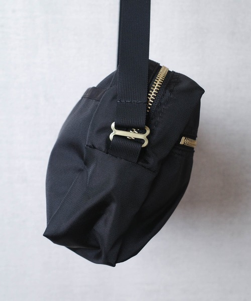 FREDRIK PACKERS(フレドリックパッカーズ)の「【FREDRIK PACKERS】420D SNUG SHOULDER BAG <M> 420デニール スナッグ ショルダー バッグ Mサイズ(ショルダーバッグ・レディース・ブラック/カーキ・MEDIUM)」の7枚目の写真