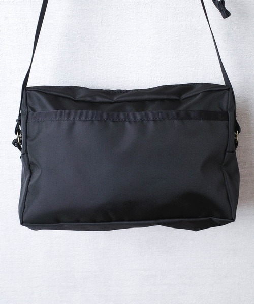 FREDRIK PACKERS(フレドリックパッカーズ)の「【FREDRIK PACKERS】420D SNUG SHOULDER BAG <M> 420デニール スナッグ ショルダー バッグ Mサイズ(ショルダーバッグ・レディース・ブラック/カーキ・MEDIUM)」の9枚目の写真