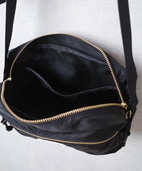 FREDRIK PACKERS(フレドリックパッカーズ)の「【FREDRIK PACKERS】420D SNUG SHOULDER BAG <M> 420デニール スナッグ ショルダー バッグ Mサイズ(ショルダーバッグ・レディース・ブラック/カーキ・MEDIUM)」の13枚目の写真