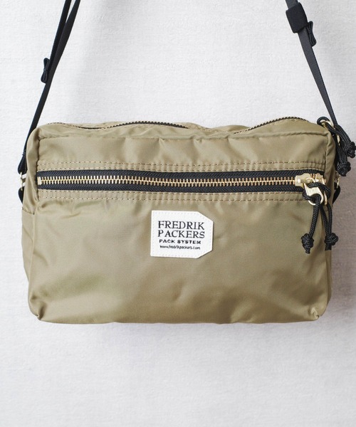 FREDRIK PACKERS(フレドリックパッカーズ)の「【FREDRIK PACKERS】420D SNUG SHOULDER BAG <M> 420デニール スナッグ ショルダー バッグ Mサイズ(ショルダーバッグ・レディース・ブラック/カーキ・MEDIUM)」の14枚目の写真