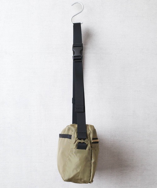 FREDRIK PACKERS(フレドリックパッカーズ)の「【FREDRIK PACKERS】420D SNUG SHOULDER BAG <M> 420デニール スナッグ ショルダー バッグ Mサイズ(ショルダーバッグ・レディース・ブラック/カーキ・MEDIUM)」の18枚目の写真