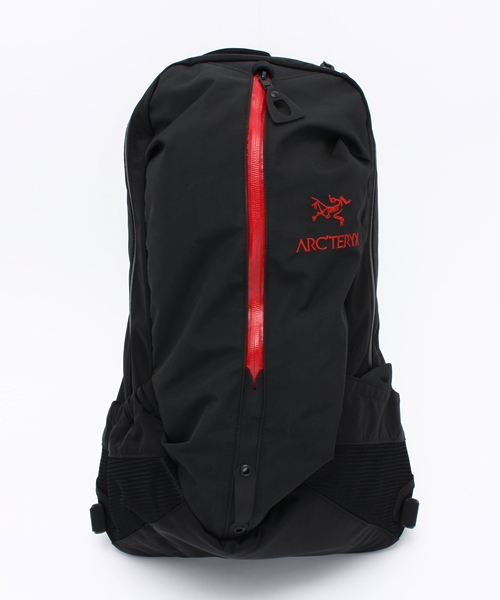 ARC'TERYX(アークテリクス)の「ARC'TERYX Arro 22 Backpack(バックパック/リュック・メンズ・ブラック/レッド・FREE)」の2枚目の写真