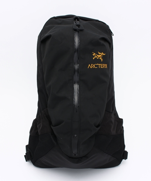 ARC'TERYX(アークテリクス)の「ARC'TERYX Arro 22 Backpack(バックパック/リュック・メンズ・ブラック/レッド・FREE)」の1枚目の写真
