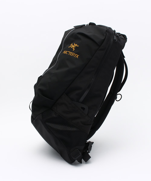 ARC'TERYX(アークテリクス)の「ARC'TERYX Arro 22 Backpack(バックパック/リュック・メンズ・ブラック/レッド・FREE)」の3枚目の写真