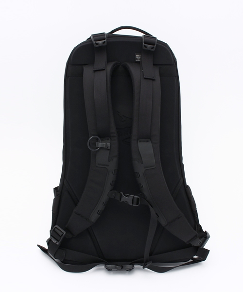 ARC'TERYX(アークテリクス)の「ARC'TERYX Arro 22 Backpack(バックパック/リュック・メンズ・ブラック/レッド・FREE)」の4枚目の写真