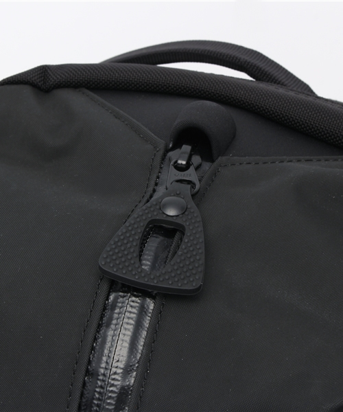 ARC'TERYX(アークテリクス)の「ARC'TERYX Arro 22 Backpack(バックパック/リュック・メンズ・ブラック/レッド・FREE)」の6枚目の写真