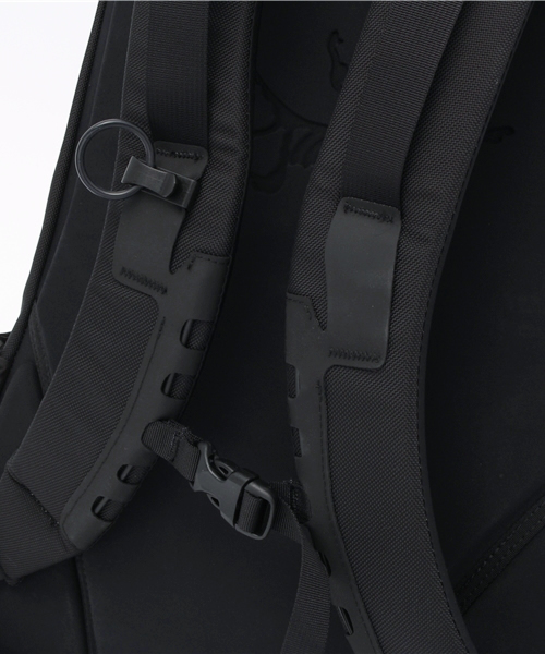 ARC'TERYX(アークテリクス)の「ARC'TERYX Arro 22 Backpack(バックパック/リュック・メンズ・ブラック/レッド・FREE)」の7枚目の写真