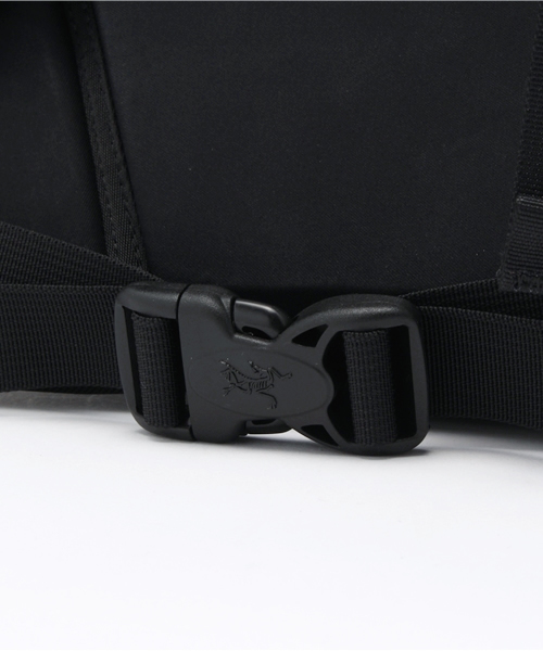 ARC'TERYX(アークテリクス)の「ARC'TERYX Arro 22 Backpack(バックパック/リュック・メンズ・ブラック/レッド・FREE)」の10枚目の写真