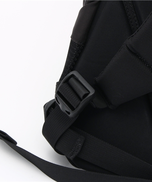 ARC'TERYX(アークテリクス)の「ARC'TERYX Arro 22 Backpack(バックパック/リュック・メンズ・ブラック/レッド・FREE)」の11枚目の写真