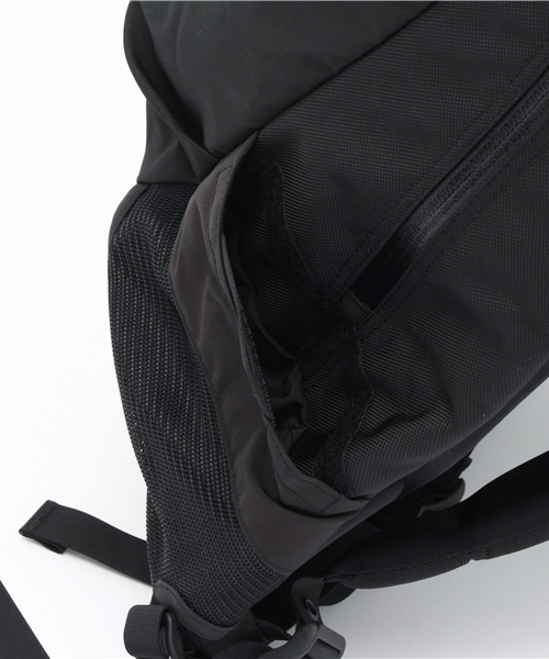 ARC'TERYX(アークテリクス)の「ARC'TERYX Arro 22 Backpack(バックパック/リュック・メンズ・ブラック/レッド・FREE)」の12枚目の写真