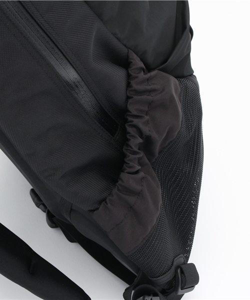 ARC'TERYX(アークテリクス)の「ARC'TERYX Arro 22 Backpack(バックパック/リュック・メンズ・ブラック/レッド・FREE)」の13枚目の写真