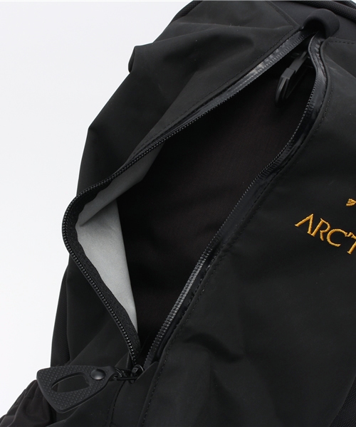 ARC'TERYX(アークテリクス)の「ARC'TERYX Arro 22 Backpack(バックパック/リュック・メンズ・ブラック/レッド・FREE)」の14枚目の写真