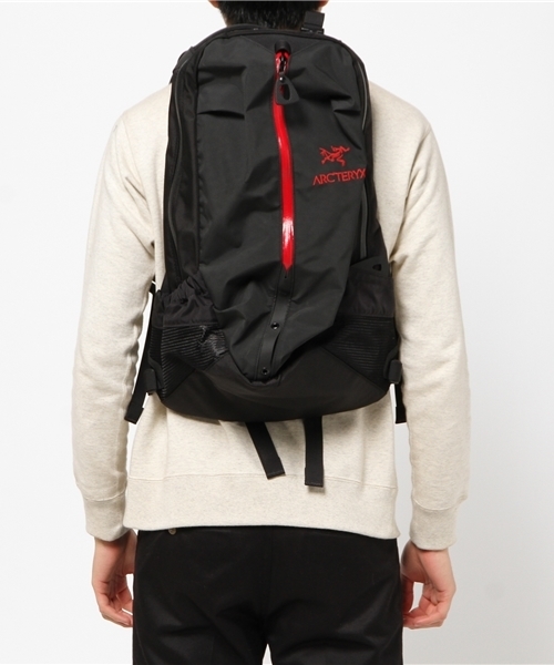 ARC'TERYX(アークテリクス)の「ARC'TERYX Arro 22 Backpack(バックパック/リュック・メンズ・ブラック/レッド・FREE)」の9枚目の写真