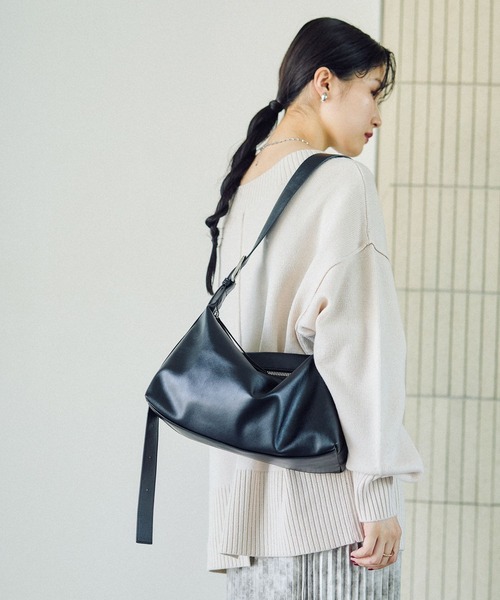 LEPSIM（レプシィム）の「フェイクレザースクエアショルダー　573177（ショルダーバッグ・レディース・ブラック/ライトグレー/ボルドー/ベージュ/ブラウン/ガンメタ/アイボリー・ONE SIZE）」の2枚目の写真