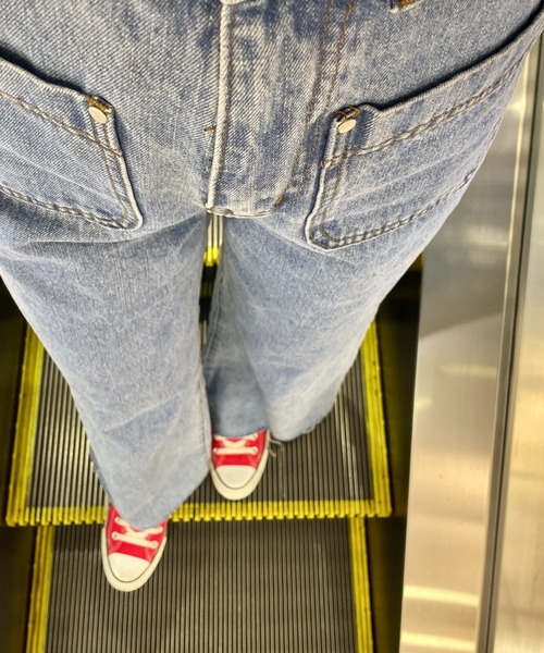 ISOOK（アイスー）の「フロントポケットハイウエストフレアデニム(comochi select) / ジーンズ フレアデニム デザインデニム フレアパンツ ジーパン ハイウエスト ロング インディゴ ライトブルー ブルー 青（デニムパンツ・レディース・ライトブルー/ブルー・S/M）」の13枚目の写真