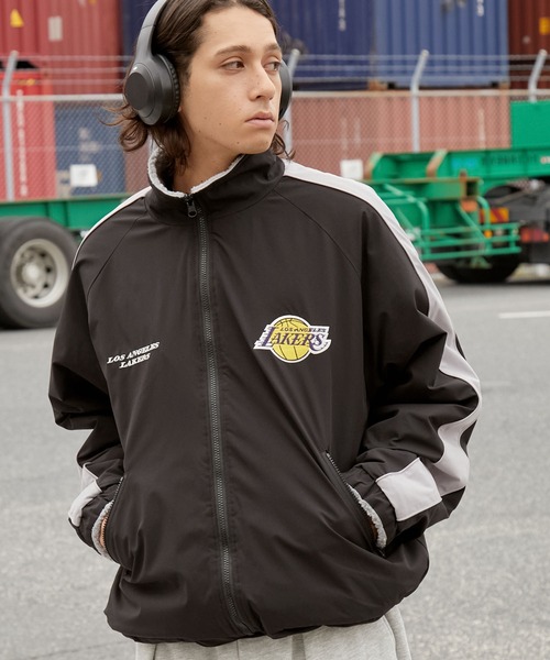 NBA（エヌビーエー）の「NBA/エヌビーエー 別注 2WAY ナイロン/フリースボア リバーシブル ワッペン刺繍 オーバーサイズ ドロストナイロントラックブルゾン（ブルゾン・メンズ・オフホワイト/ダークブラウン/ブラック系/ブラック・L/M）」の3枚目の写真