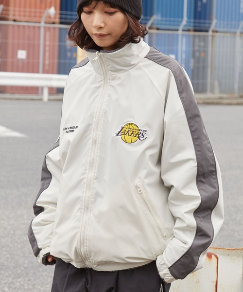NBA（エヌビーエー）の「NBA/エヌビーエー 別注 2WAY ナイロン/フリースボア リバーシブル ワッペン刺繍 オーバーサイズ ドロストナイロントラックブルゾン（ブルゾン・メンズ・オフホワイト/ダークブラウン/ブラック系/ブラック・L/M）」の2枚目の写真