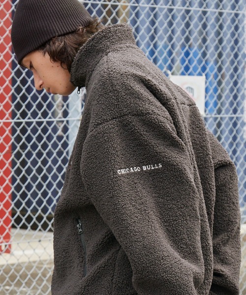 NBA（エヌビーエー）の「NBA/エヌビーエー 別注 2WAY ナイロン/フリースボア リバーシブル ワッペン刺繍 オーバーサイズ ドロストナイロントラックブルゾン（ブルゾン・メンズ・オフホワイト/ダークブラウン/ブラック系/ブラック・L/M）」の10枚目の写真