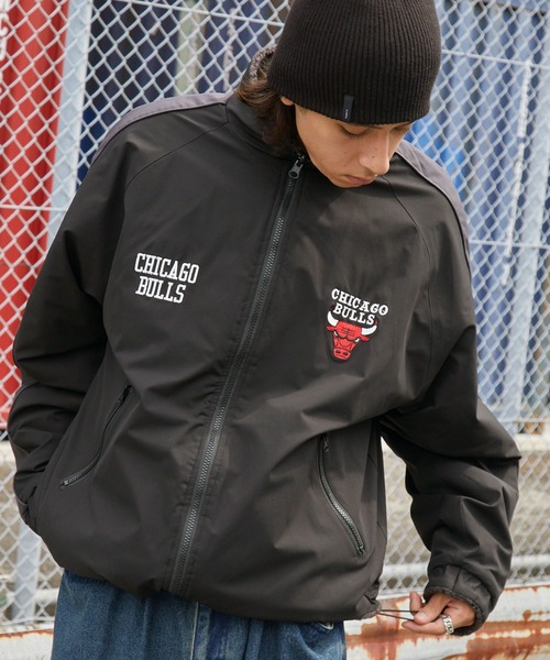 NBA（エヌビーエー）の「NBA/エヌビーエー 別注 2WAY ナイロン/フリースボア リバーシブル ワッペン刺繍 オーバーサイズ ドロストナイロントラックブルゾン（ブルゾン・メンズ・オフホワイト/ダークブラウン/ブラック系/ブラック・L/M）」の11枚目の写真