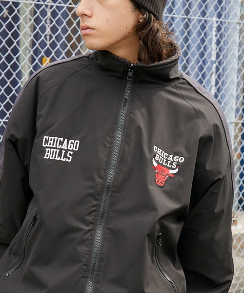 NBA（エヌビーエー）の「NBA/エヌビーエー 別注 2WAY ナイロン/フリースボア リバーシブル ワッペン刺繍 オーバーサイズ ドロストナイロントラックブルゾン（ブルゾン・メンズ・オフホワイト/ダークブラウン/ブラック系/ブラック・L/M）」の12枚目の写真