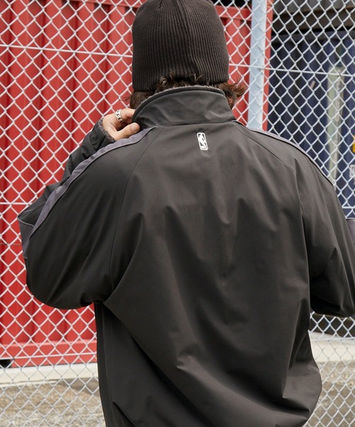 NBA（エヌビーエー）の「NBA/エヌビーエー 別注 2WAY ナイロン/フリースボア リバーシブル ワッペン刺繍 オーバーサイズ ドロストナイロントラックブルゾン（ブルゾン・メンズ・オフホワイト/ダークブラウン/ブラック系/ブラック・L/M）」の13枚目の写真