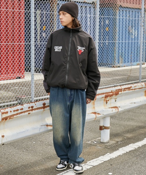 NBA（エヌビーエー）の「NBA/エヌビーエー 別注 2WAY ナイロン/フリースボア リバーシブル ワッペン刺繍 オーバーサイズ ドロストナイロントラックブルゾン（ブルゾン・メンズ・オフホワイト/ダークブラウン/ブラック系/ブラック・L/M）」の14枚目の写真