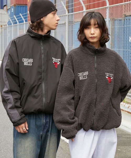 NBA（エヌビーエー）の「NBA/エヌビーエー 別注 2WAY ナイロン/フリースボア リバーシブル ワッペン刺繍 オーバーサイズ ドロストナイロントラックブルゾン（ブルゾン・メンズ・オフホワイト/ダークブラウン/ブラック系/ブラック・L/M）」の7枚目の写真