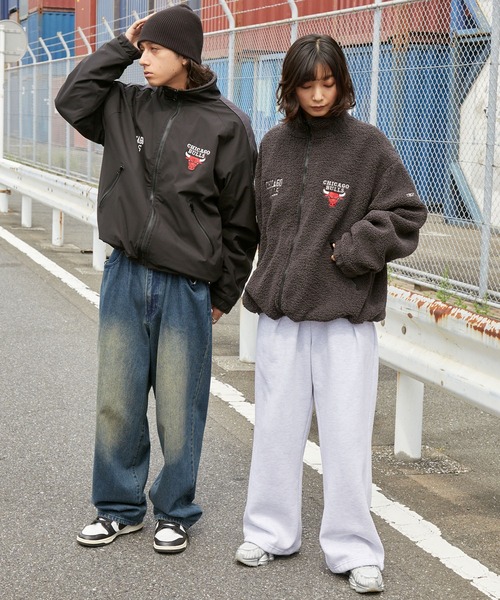 NBA（エヌビーエー）の「NBA/エヌビーエー 別注 2WAY ナイロン/フリースボア リバーシブル ワッペン刺繍 オーバーサイズ ドロストナイロントラックブルゾン（ブルゾン・メンズ・オフホワイト/ダークブラウン/ブラック系/ブラック・L/M）」の8枚目の写真