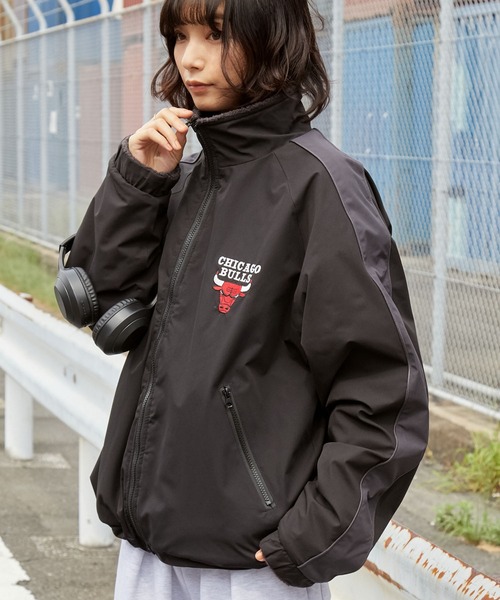 NBA（エヌビーエー）の「NBA/エヌビーエー 別注 2WAY ナイロン/フリースボア リバーシブル ワッペン刺繍 オーバーサイズ ドロストナイロントラックブルゾン（ブルゾン・メンズ・オフホワイト/ダークブラウン/ブラック系/ブラック・L/M）」の16枚目の写真