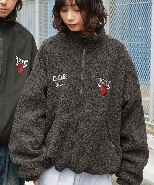 NBA（エヌビーエー）の「NBA/エヌビーエー 別注 2WAY ナイロン/フリースボア リバーシブル ワッペン刺繍 オーバーサイズ ドロストナイロントラックブルゾン（ブルゾン・メンズ・オフホワイト/ダークブラウン/ブラック系/ブラック・L/M）」の17枚目の写真