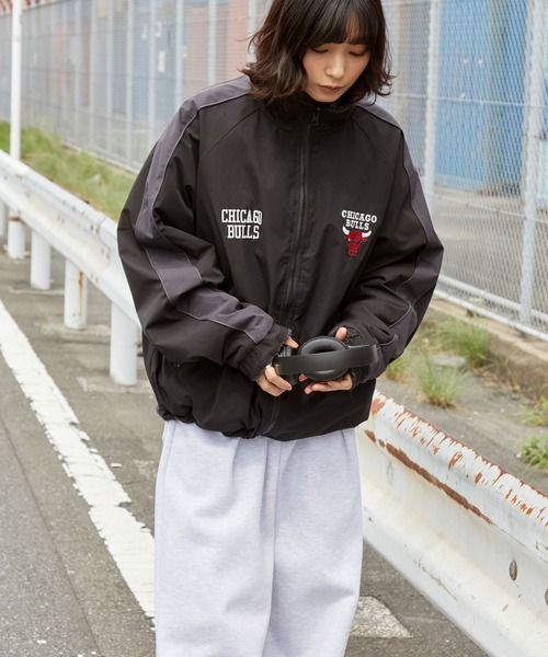 NBA（エヌビーエー）の「NBA/エヌビーエー 別注 2WAY ナイロン/フリースボア リバーシブル ワッペン刺繍 オーバーサイズ ドロストナイロントラックブルゾン（ブルゾン・メンズ・オフホワイト/ダークブラウン/ブラック系/ブラック・L/M）」の18枚目の写真