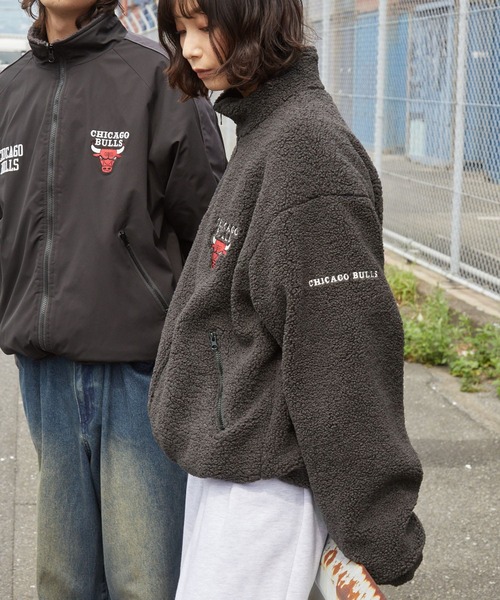 NBA（エヌビーエー）の「NBA/エヌビーエー 別注 2WAY ナイロン/フリースボア リバーシブル ワッペン刺繍 オーバーサイズ ドロストナイロントラックブルゾン（ブルゾン・メンズ・オフホワイト/ダークブラウン/ブラック系/ブラック・L/M）」の20枚目の写真