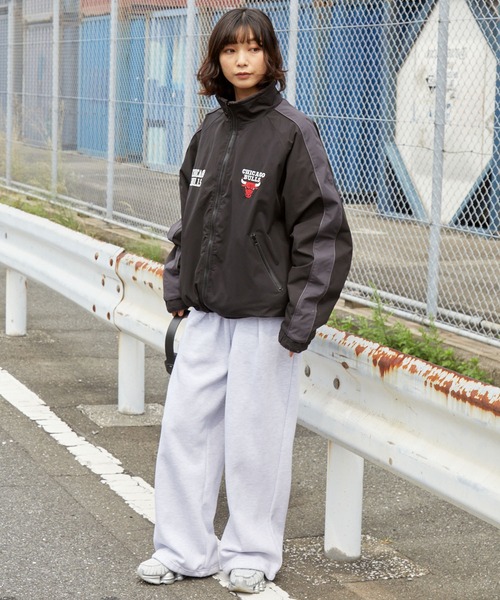 NBA（エヌビーエー）の「NBA/エヌビーエー 別注 2WAY ナイロン/フリースボア リバーシブル ワッペン刺繍 オーバーサイズ ドロストナイロントラックブルゾン（ブルゾン・メンズ・オフホワイト/ダークブラウン/ブラック系/ブラック・L/M）」の22枚目の写真