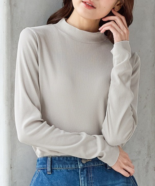 Honeys(ハニーズ)の「袖シャーリングハイネック(Tシャツ/カットソー・レディース・イエロー/ブラック/グレイッシュベージュ/ブルー/オフホワイト・M/L/S/LL)」の3枚目の写真