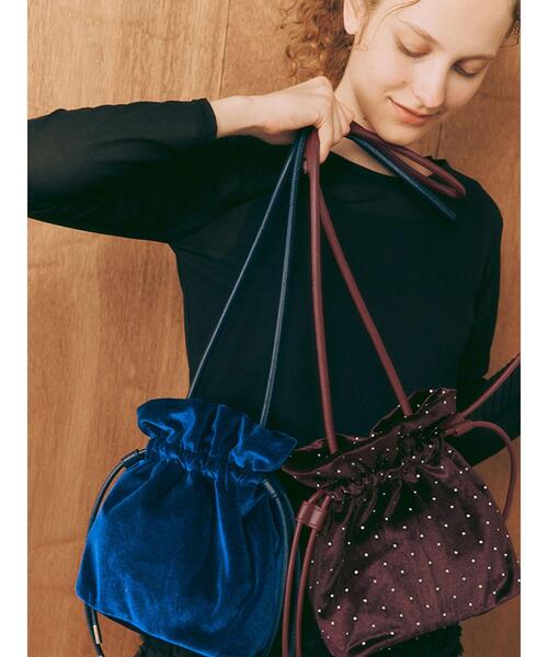 Te chichi TERRASSE(テチチテラス)の「ベロア巾着バッグ《2025autumn catalog item》(ハンドバッグ・レディース・ネイビー/ボルドー・F)」の1枚目の写真