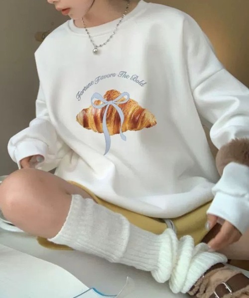 Teem Store(チームストア)の「【裏起毛】クロワッサンプリントスウェット(スウェット・レディース・ホワイト/ネイビー/ブラック/グレー・M/L)」の1枚目の写真