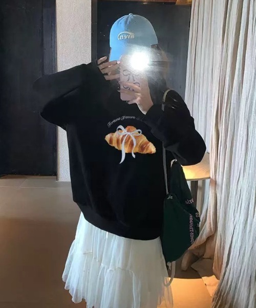 Teem Store(チームストア)の「【裏起毛】クロワッサンプリントスウェット(スウェット・レディース・ホワイト/ネイビー/ブラック/グレー・M/L)」の2枚目の写真