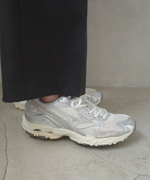 SLOBE IENA（スローブイエナ）の「MIZUNO/ミズノ WAVE RIDER 10 D1GA2431 04/08（その他シューズ・レディース・ホワイト/ブラック・23cm/23.5cm/24cm/24.5cm）」の2枚目の写真