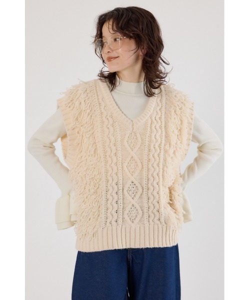 RODEO CROWNS WIDE BOWL（ロデオクラウンズワイドボウル）の「ケーブルニットベスト（ベスト・レディース・グレー/ブラック/アイボリー・FREE）」の2枚目の写真