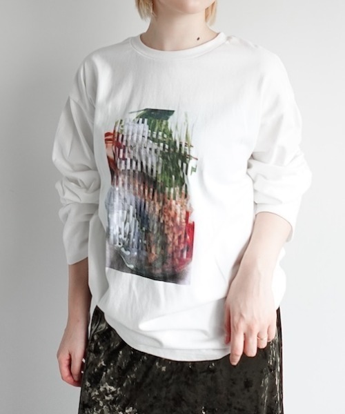 sahara（サハラ）の「Flower Photo Long Tee/フラワーフォトロングティーシャツ（Tシャツ/カットソー・レディース・ホワイト系3/ブラック系2/ホワイト系4/ブラック系1・FREE）」の2枚目の写真