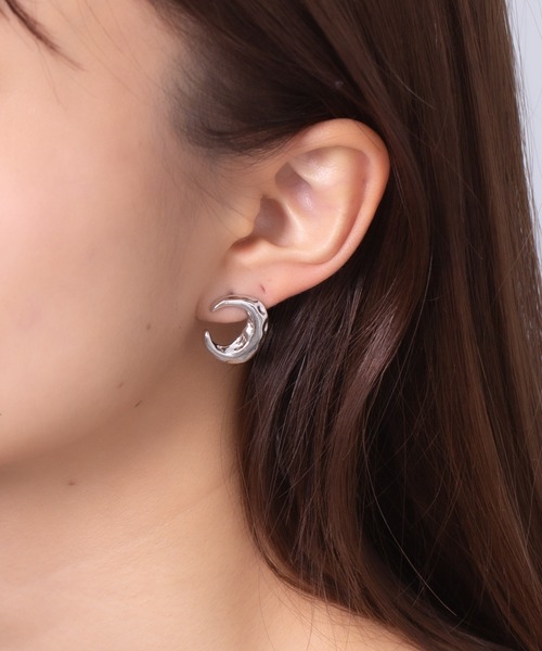 Peony(ピオニー)の「【Peony/ピオニー】/三日月モチーフ メタルピアス(ピアス(両耳用)・レディース・シルバー/ゴールド・FREE)」の1枚目の写真