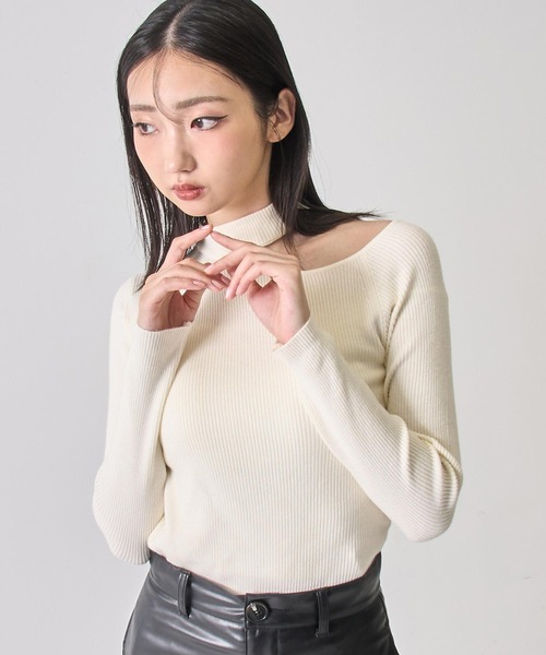 ANAP(アナップ)の「チョーカーネック オープンショルダー リブニット(ニット/セーター・レディース・ブラック/アイボリー/ブラウン・F)」の4枚目の写真