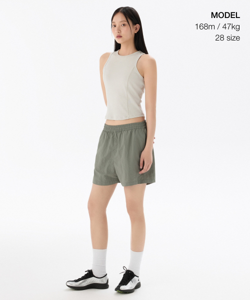 MUSINSA STANDARD WOMAN（ムシンサスタンダードウーマン）の「ウィメンズナイロンバンディングショーツ[ウォームグレー]（その他パンツ・レディース・その他・30/24/26/28）」の2枚目の写真