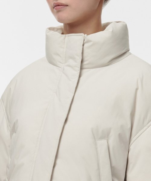 MUSINSA STANDARD WOMAN（ムシンサスタンダードウーマン）の「ウィメンズボリュームスリーブクロップパディングジャケット[ダスティクリーム]（ダウンジャケット/コート・レディース・その他・SMALL/MEDIUM/LARGE/X-SMALL）」の4枚目の写真