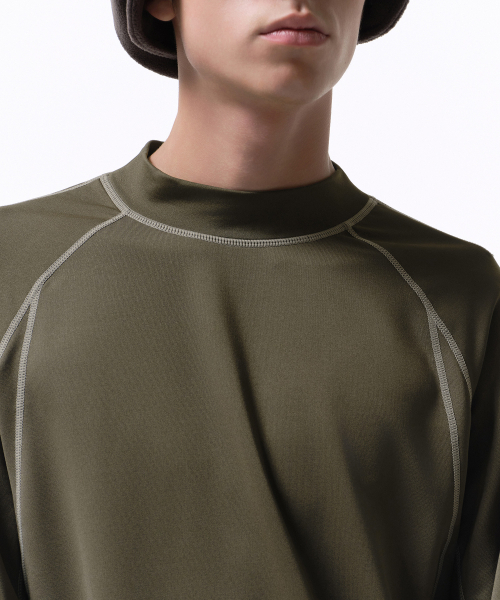 MUSINSA STANDARD（ムシンサスタンダード）の「[シティレジャー] ストラクチャードモックネック長袖Tシャツ [オリーブグリーン]（Tシャツ/カットソー・メンズ・その他・XX-LARGE/X-LARGE/LARGE/MEDIUM）」の4枚目の写真