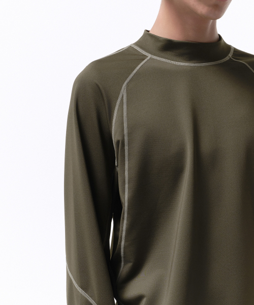 MUSINSA STANDARD（ムシンサスタンダード）の「[シティレジャー] ストラクチャードモックネック長袖Tシャツ [オリーブグリーン]（Tシャツ/カットソー・メンズ・その他・XX-LARGE/X-LARGE/LARGE/MEDIUM）」の3枚目の写真