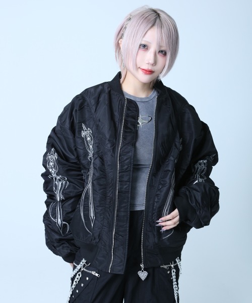 BACKSTAGE PASS(バックステージパス)の「TRIPLE DAGGER MA-1(トリプルダガー MA-1)ダガー刺繍 MA-1(MA-1・メンズ・パープル/ダークグレー/オリーブ/ブラック・FREE)」の2枚目の写真